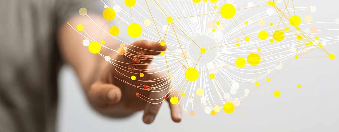 Admin-Center Die Hand einer Person berührt ein gelbes Netz aus Punkten im SharePoint Admin Center.